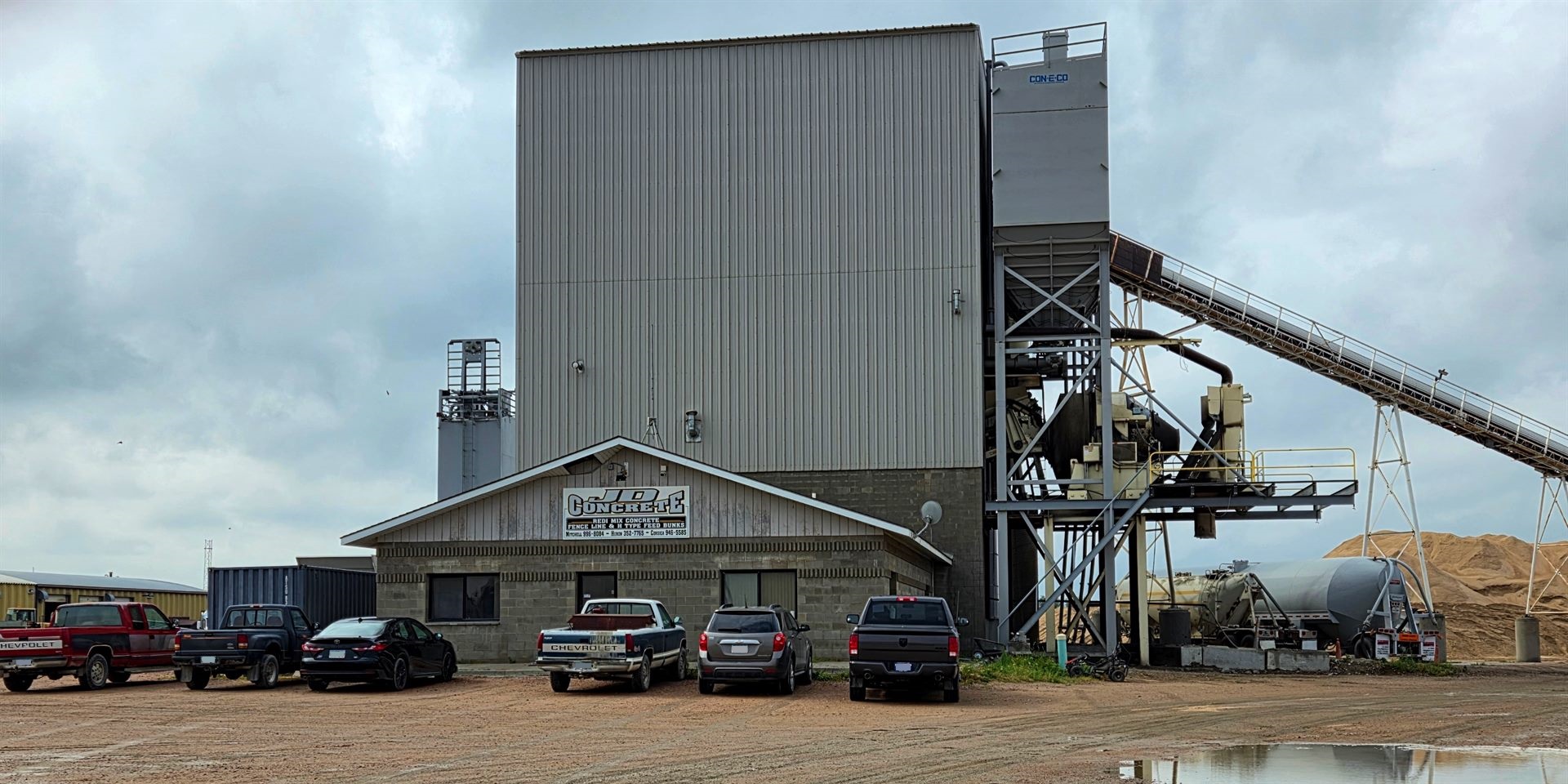 The JD Concrete plant with the Con-E-CO batching tower